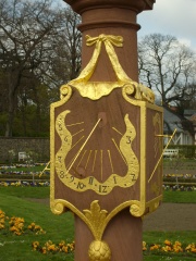 Freistehende Sonnenuhr mit vier Vertikaluhren im Darmstädter Prinz-Georgs-Garten.